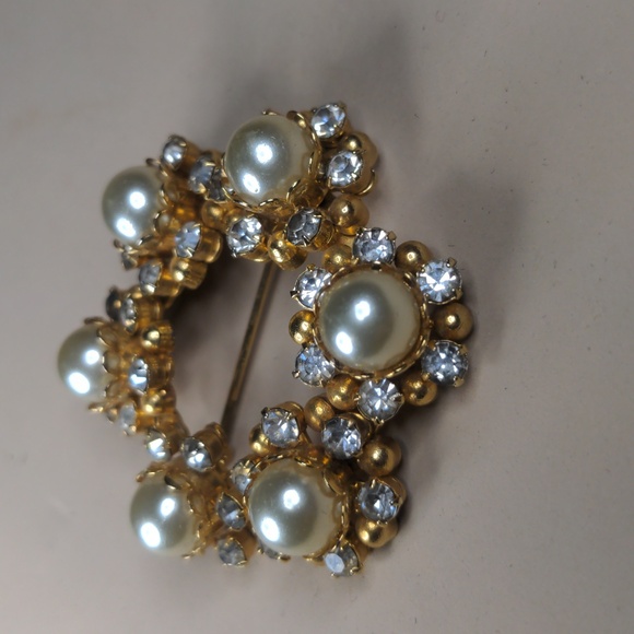 Vintage 60s wreath brooch faux pearl rhinestone gold tone estate jewelry - Picture 4 of 6
